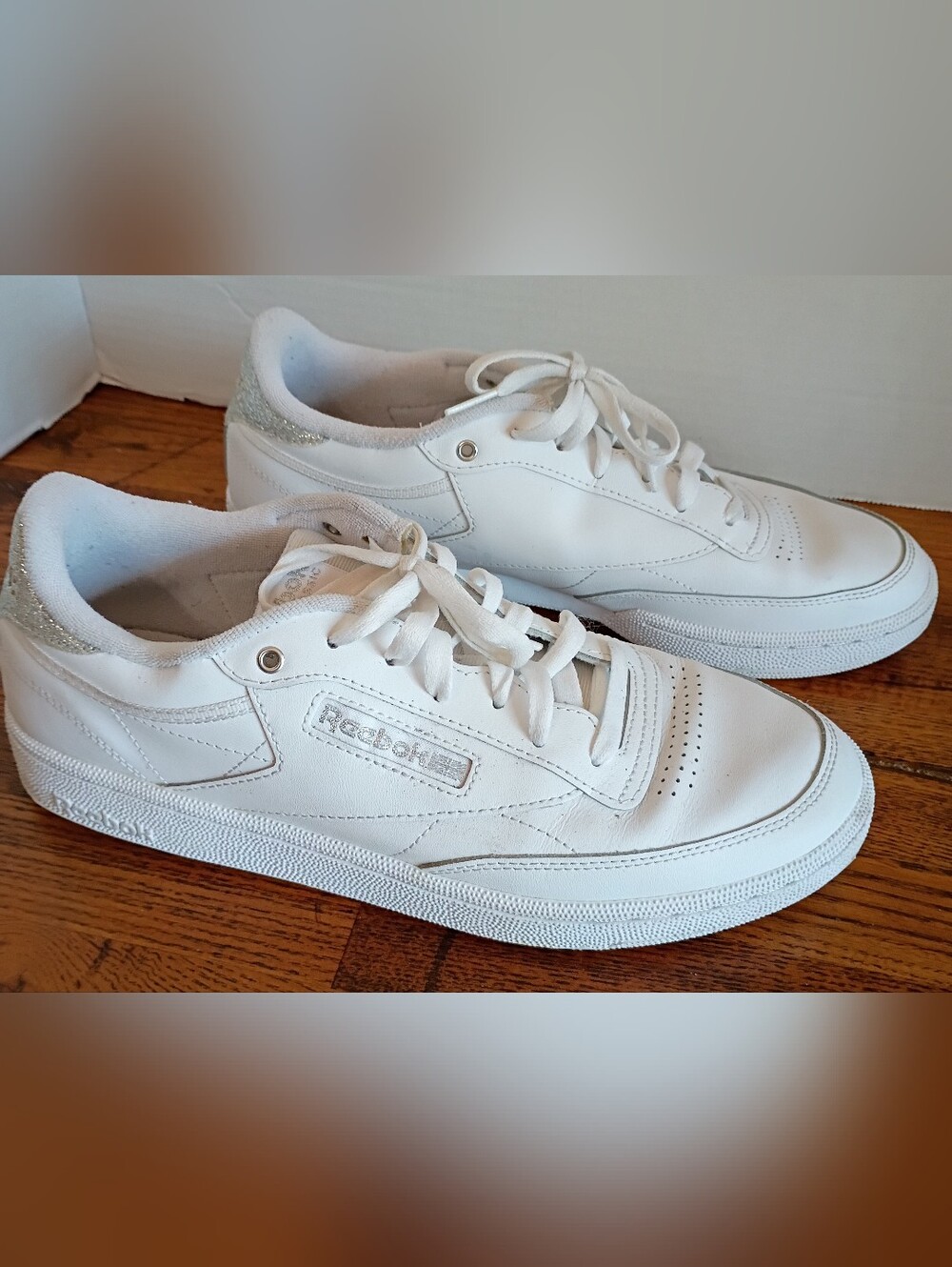 Reebok White Athletic Sneakers 10.5 with Black Logo Detail